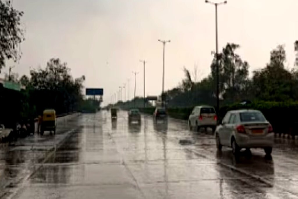 Weather Update Heavy rain alert issued in 10 states including Delhi