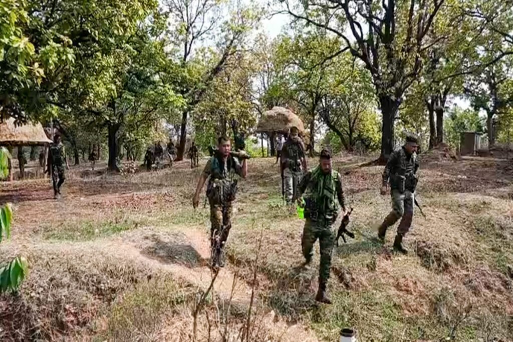 Naxalites Surrender 4 naxalites carrying bounty of 19 lakhs surrendered