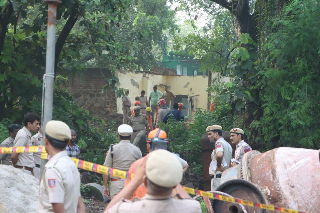 Humayun Tomb roof of dargah near Humayun tomb collapsed six dead