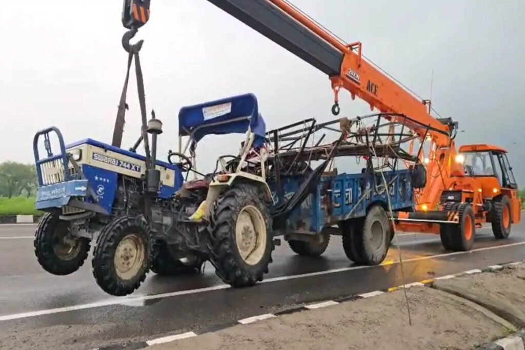 भीषण सड़क हादसा: श्रद्धालुओं से भरे ट्रैक्टर को कंटेनर ने मारी टक्कर, 8 की मौत, 43 घायल Road Accident Container hits tractor in Bulandshahr 8 dead